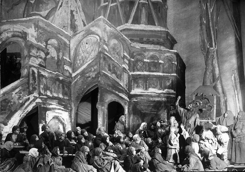 Сцена из оперы М. Мусоргского «Борис Годунов». 1929. МАМТ им. К. С. Станиславского и Вл. И. Немировича-Данченко