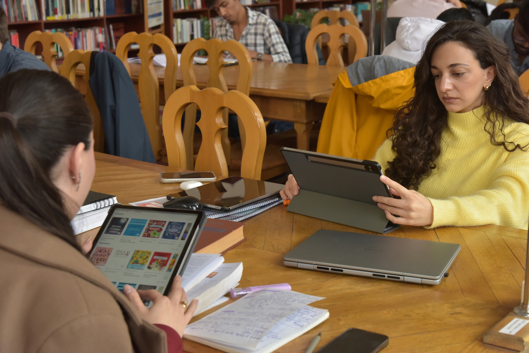 Мобильная библиотека «Свет» открылась в Армении